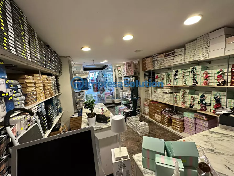 Immagine 15 di Negozio in vendita  in Corso Giuseppe Garibaldi a Napoli