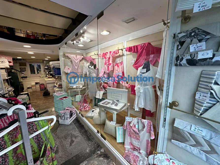 Immagine 9 di Negozio in affitto  in Corso Giuseppe Garibaldi a Napoli