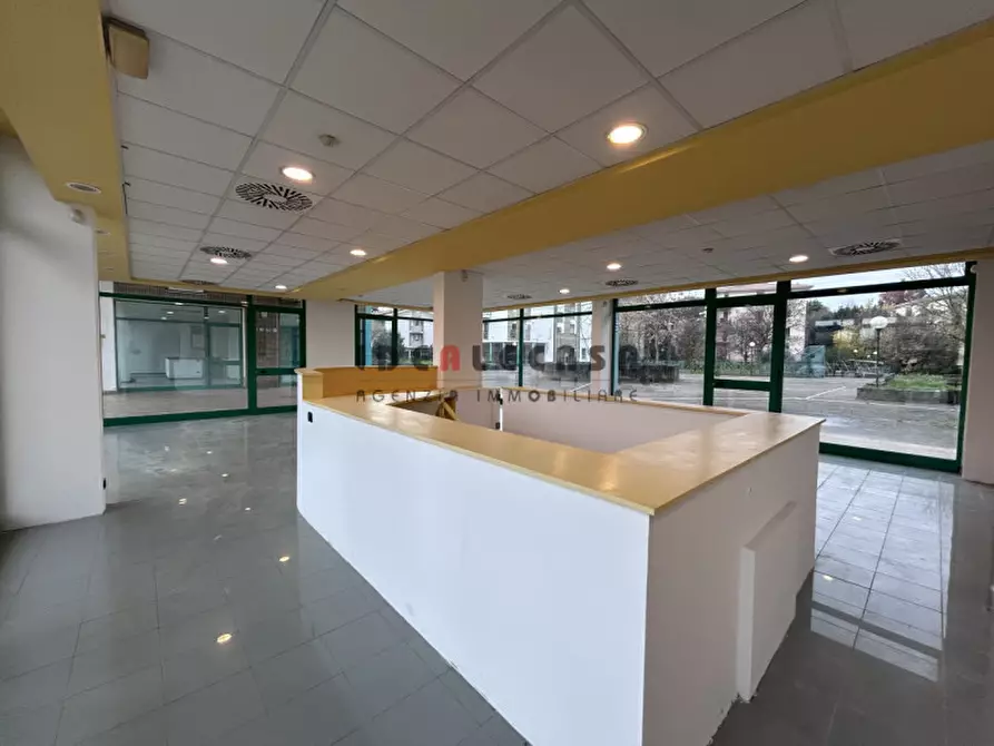 Immagine 1 di Negozio in vendita  in Via Pietro Maroncelli a Padova