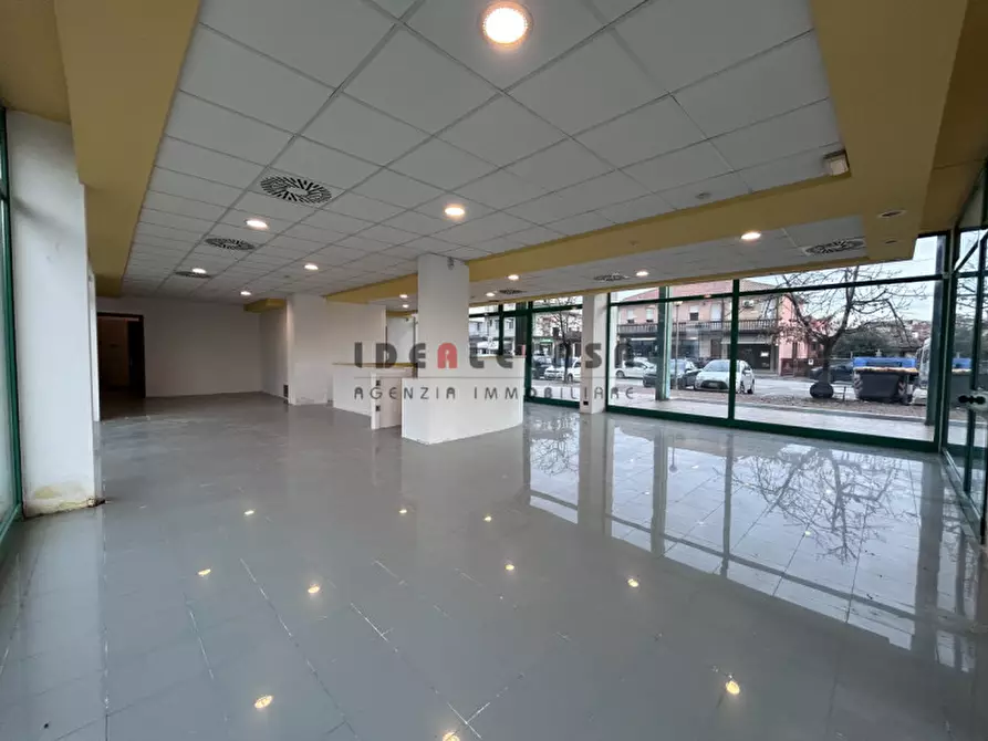 Immagine 3 di Negozio in vendita  in Via Pietro Maroncelli a Padova
