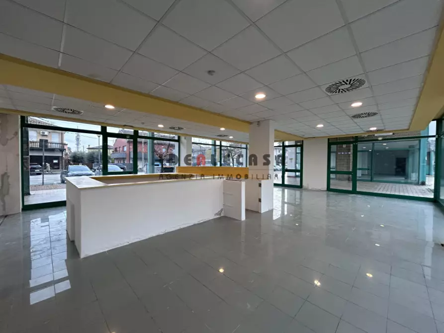 Immagine 4 di Negozio in vendita  in Via Pietro Maroncelli a Padova
