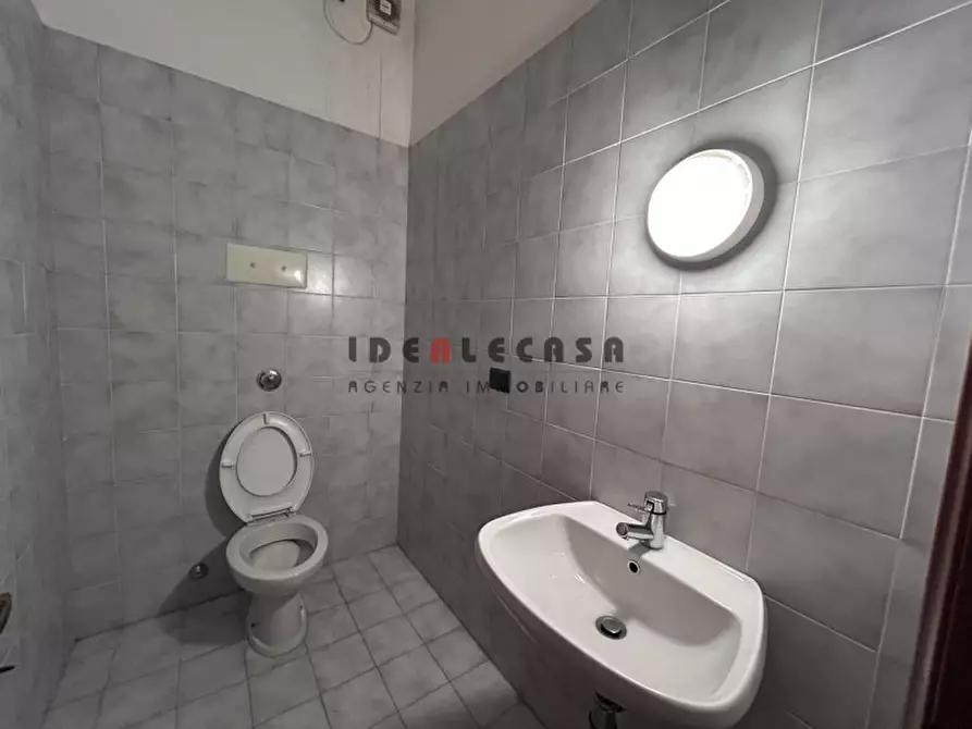 Immagine 20 di Negozio in vendita  in Via Pietro Maroncelli a Padova