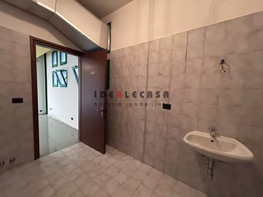 Immagine 21 di Negozio in vendita  in Via Pietro Maroncelli a Padova