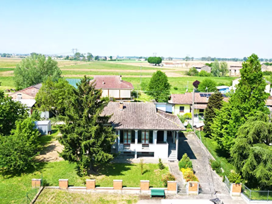 Immagine 1 di Villa in vendita  a Alseno