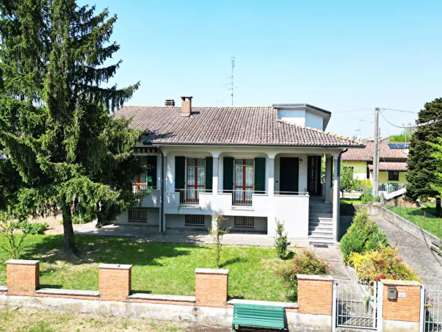 Immagine 2 di Villa in vendita  a Alseno