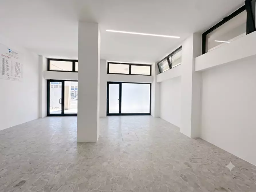 Immagine 3 di Negozio in affitto  in VIA FORTE MARGHERA a Venezia