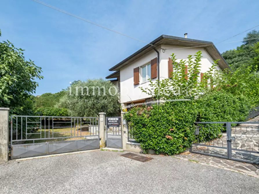 Immagine 1 di Villa in vendita  in Via Cavalline 29 a Cavaion Veronese