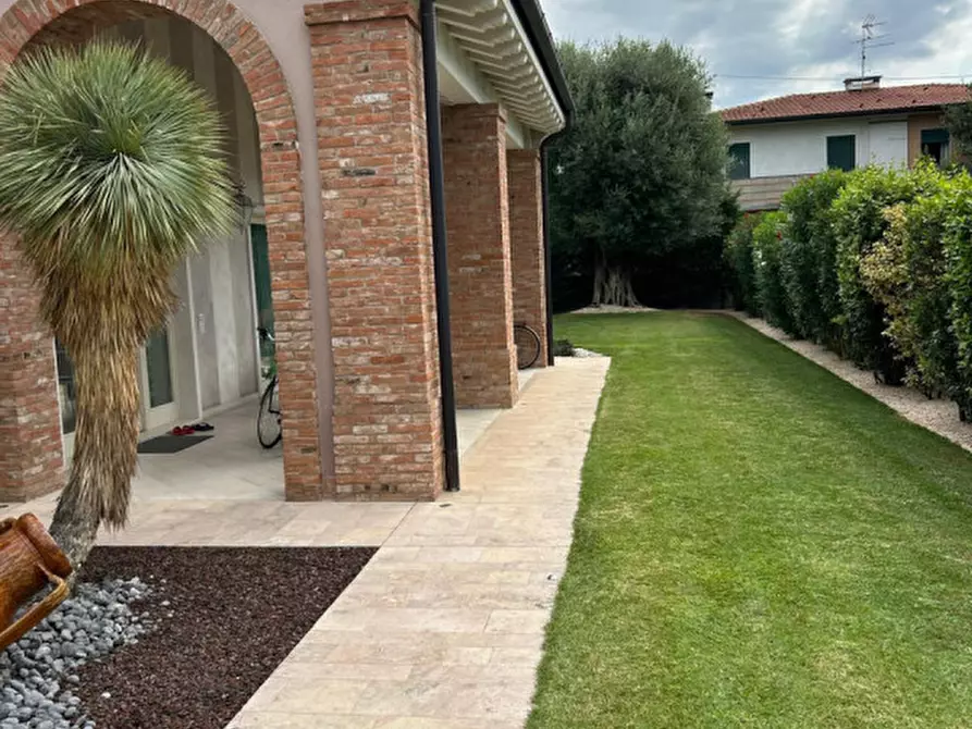 Immagine 1 di Casa indipendente in vendita  in Via Col Moschin 34 a Rosà