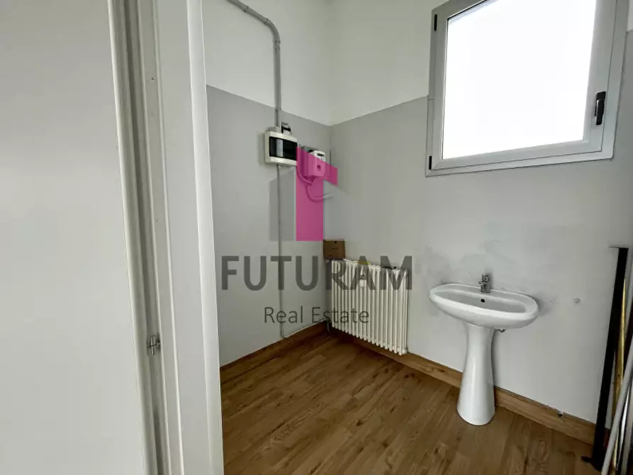 Immagine 12 di Ufficio in affitto  a Stra