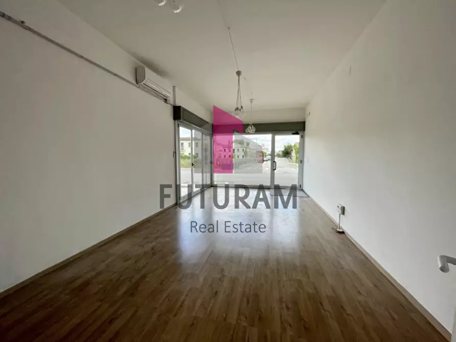 Immagine 15 di Ufficio in affitto  a Stra