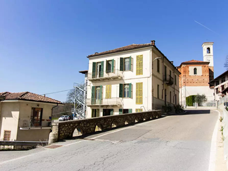 Immagine 1 di Palazzo in vendita  in Via Umberto I, 42 a Monteu Roero
