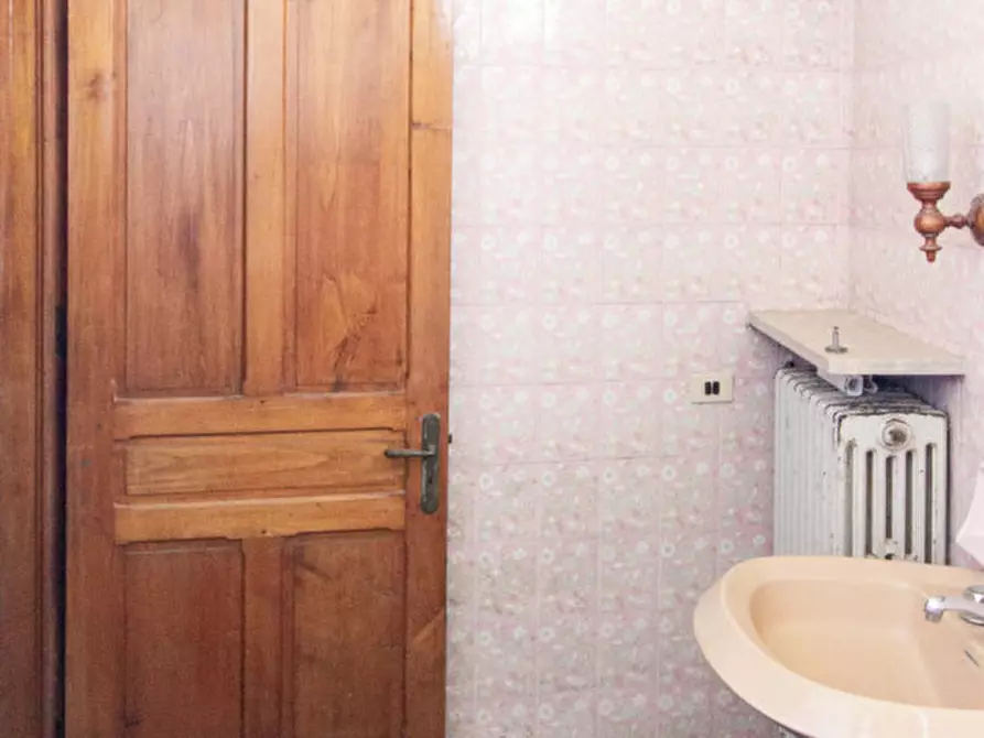 Immagine 21 di Palazzo in vendita  in Via Umberto I, 42 a Monteu Roero