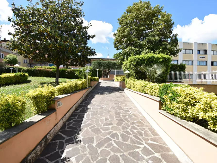 Immagine 1 di Appartamento in vendita  in Via dei Buonvisi a Roma