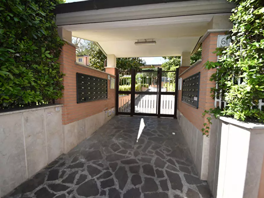 Immagine 2 di Appartamento in vendita  in Via dei Buonvisi a Roma