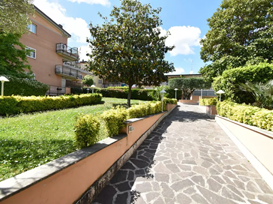 Immagine 3 di Appartamento in vendita  in Via dei Buonvisi a Roma