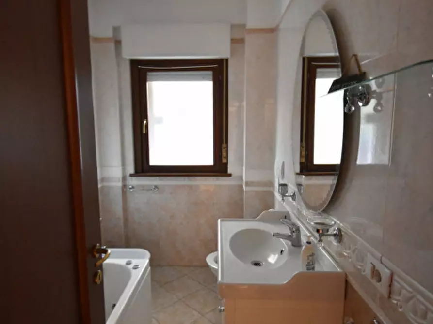 Immagine 13 di Appartamento in vendita  in Via dei Buonvisi a Roma