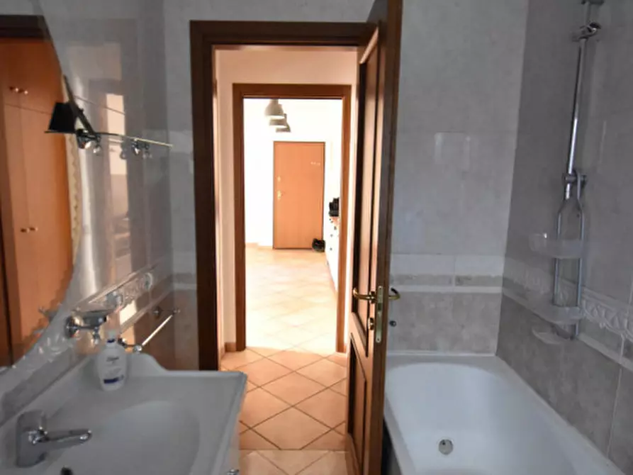 Immagine 15 di Appartamento in vendita  in Via dei Buonvisi a Roma