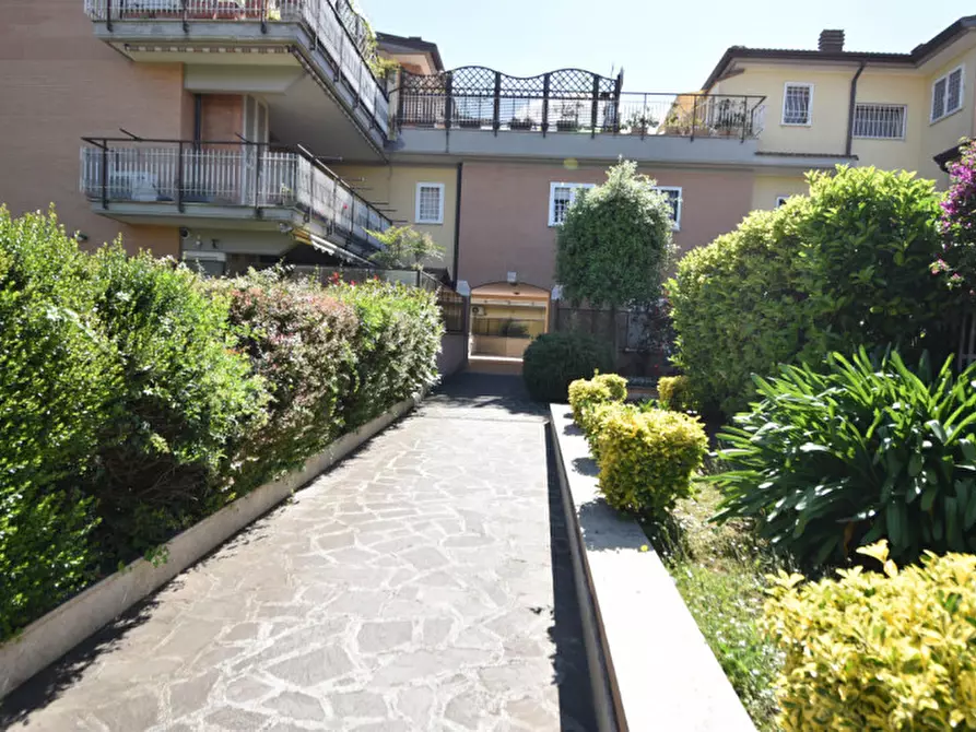 Immagine 30 di Appartamento in vendita  in Via dei Buonvisi a Roma