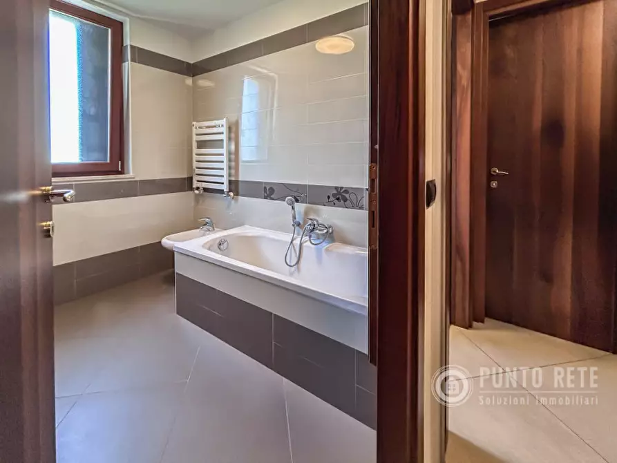 Immagine 11 di Appartamento in vendita  a Negrar di Valpolicella