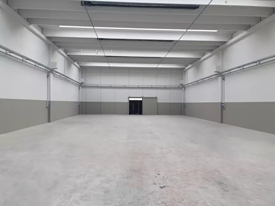 Immagine 2 di Capannone industriale in affitto  a Schio