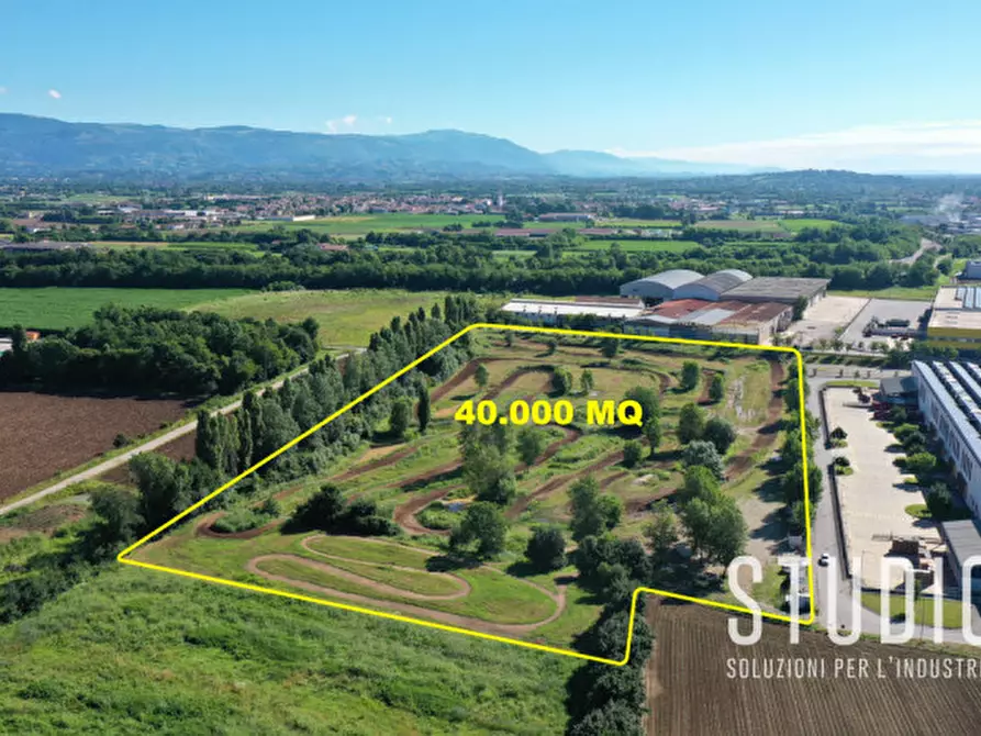 Immagine 1 di Terreno in vendita  a Vicenza