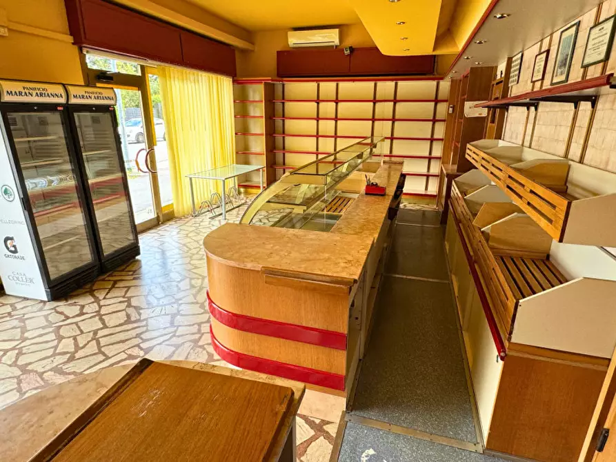 Immagine 1 di Negozio in vendita  a Selvazzano Dentro