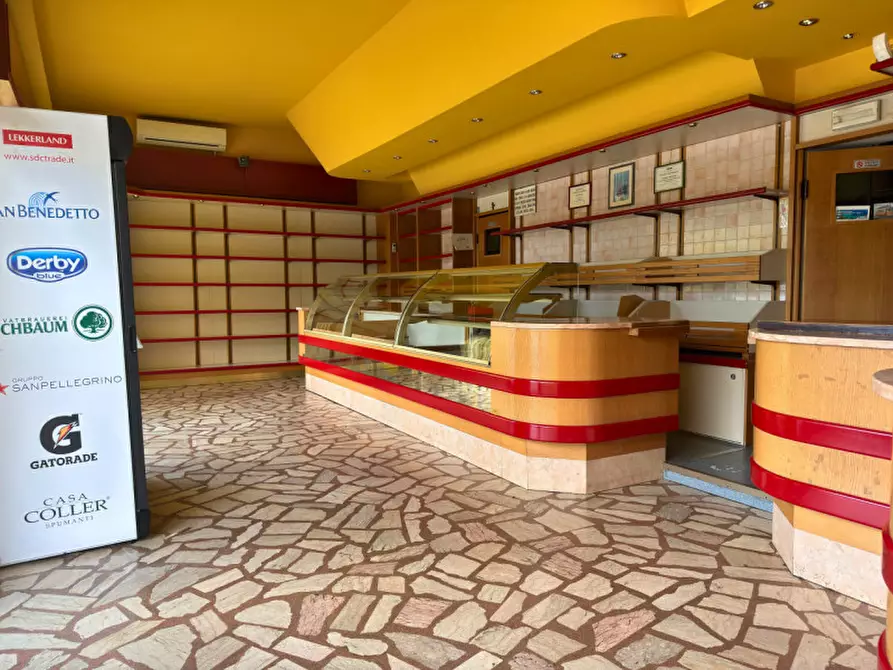 Immagine 2 di Negozio in vendita  a Selvazzano Dentro