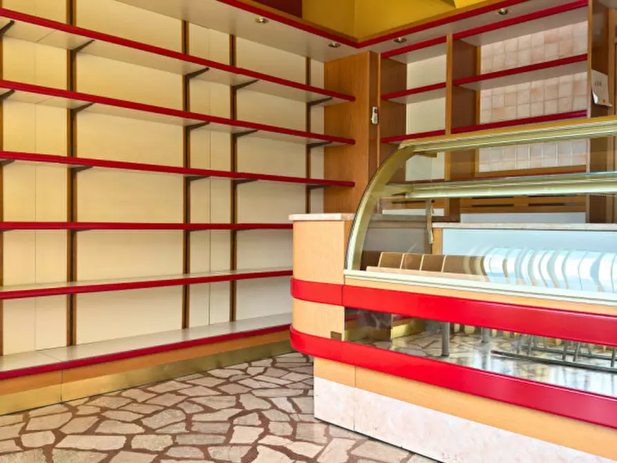 Immagine 4 di Negozio in vendita  a Selvazzano Dentro