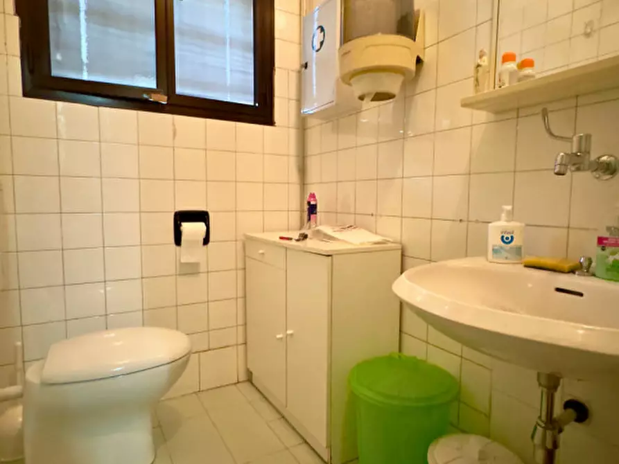 Immagine 5 di Negozio in vendita  a Selvazzano Dentro