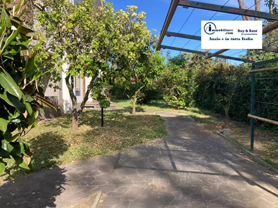 Immagine 6 di Casa bifamiliare in vendita  in Via Parigi a Anzio