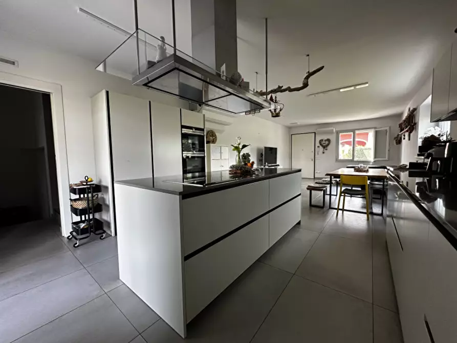 Immagine 9 di Casa bifamiliare in vendita  in Zona Martinelli a Valeggio Sul Mincio