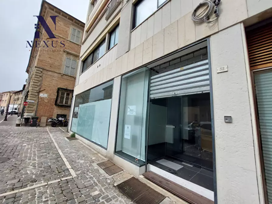 Immagine 1 di Negozio in vendita  in Via U. De' Pili 32 a Fano