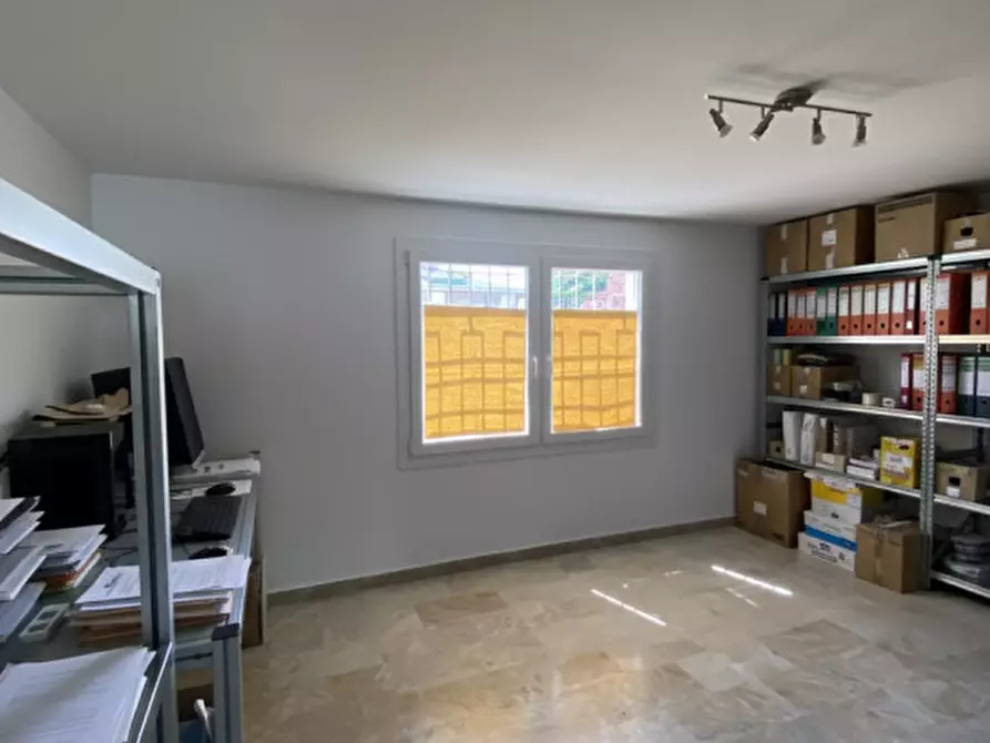 Immagine 3 di Negozio in affitto  in Via Monteortone a Abano Terme