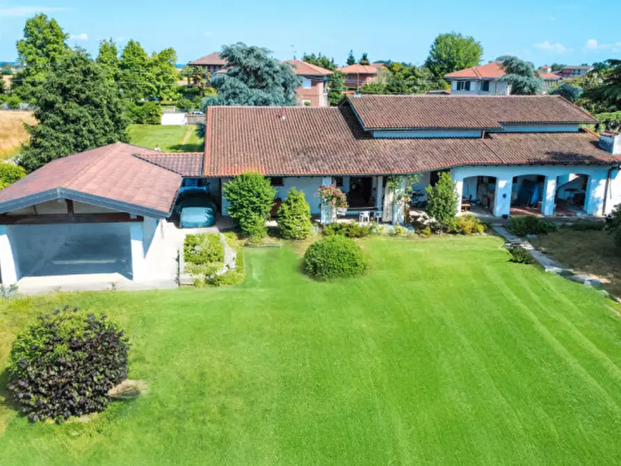 Immagine 1 di Villa in vendita  in via alzate 90 a Oleggio