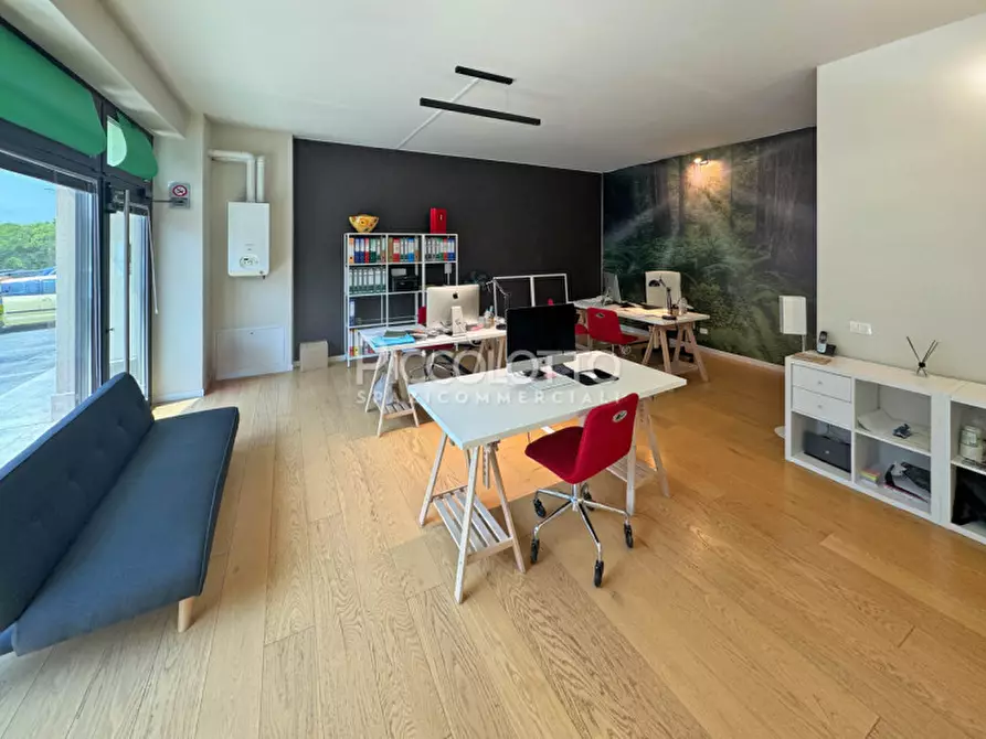 Immagine 2 di Negozio in vendita  in via da Vinci a Asolo