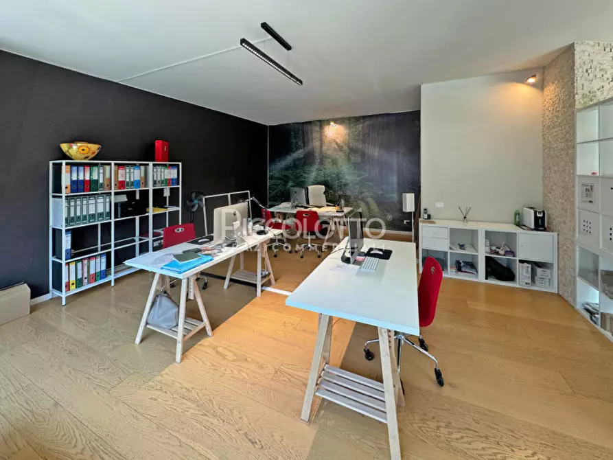 Immagine 3 di Negozio in vendita  in via da Vinci a Asolo