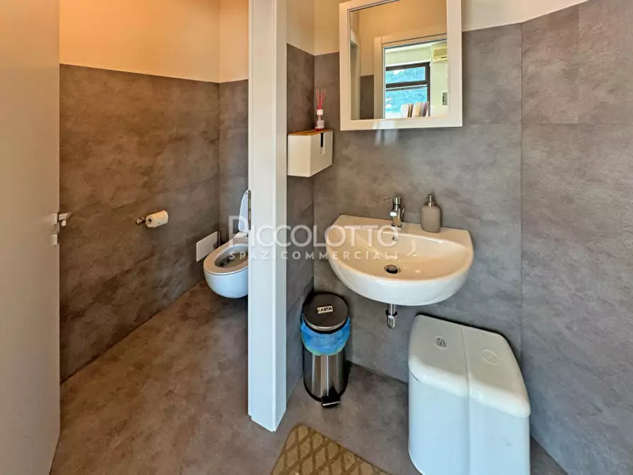 Immagine 5 di Negozio in vendita  in via da Vinci a Asolo