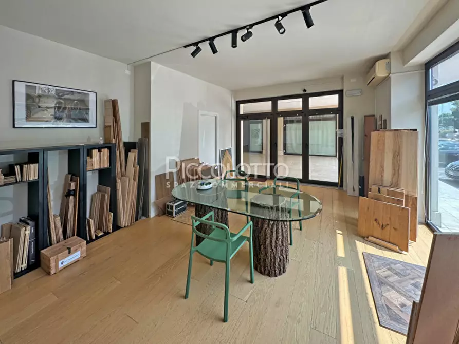 Immagine 6 di Negozio in vendita  in via da Vinci a Asolo