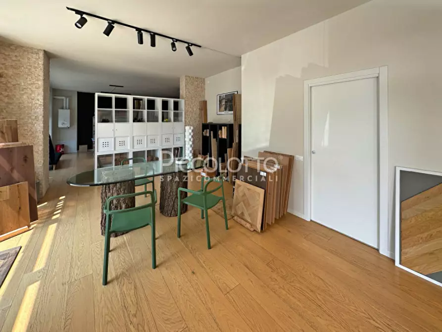 Immagine 7 di Negozio in vendita  in via da Vinci a Asolo