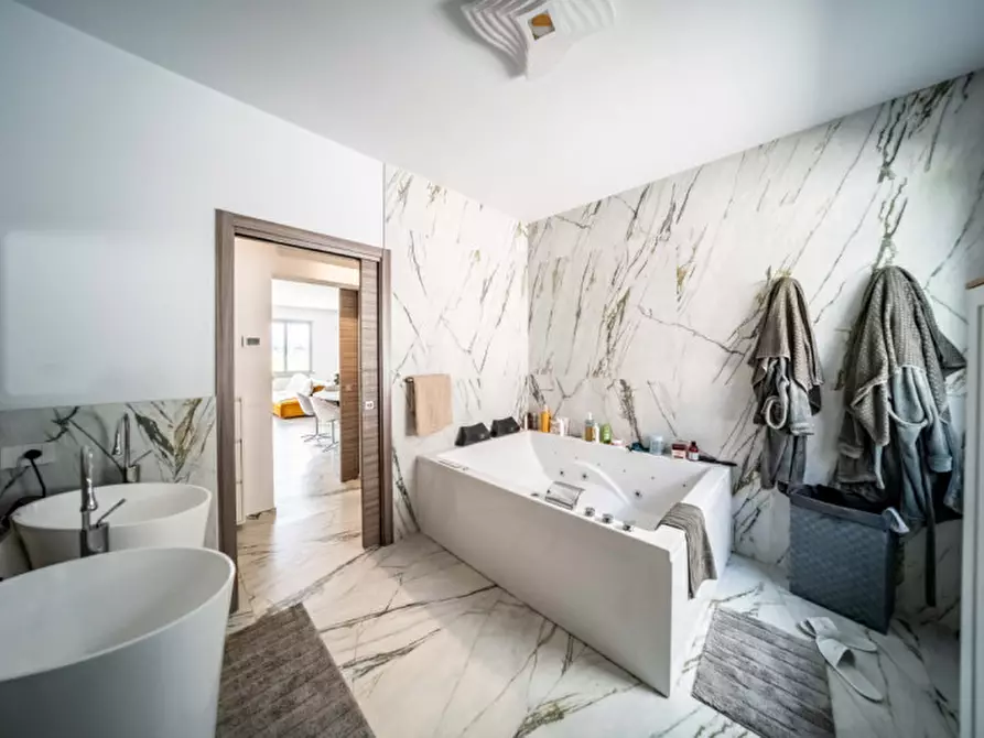 Immagine 34 di Villa in vendita  in Vigatto a Parma