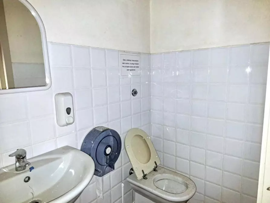 Immagine 8 di Negozio in vendita  in via XV Settembre, N. 16 a Jesi