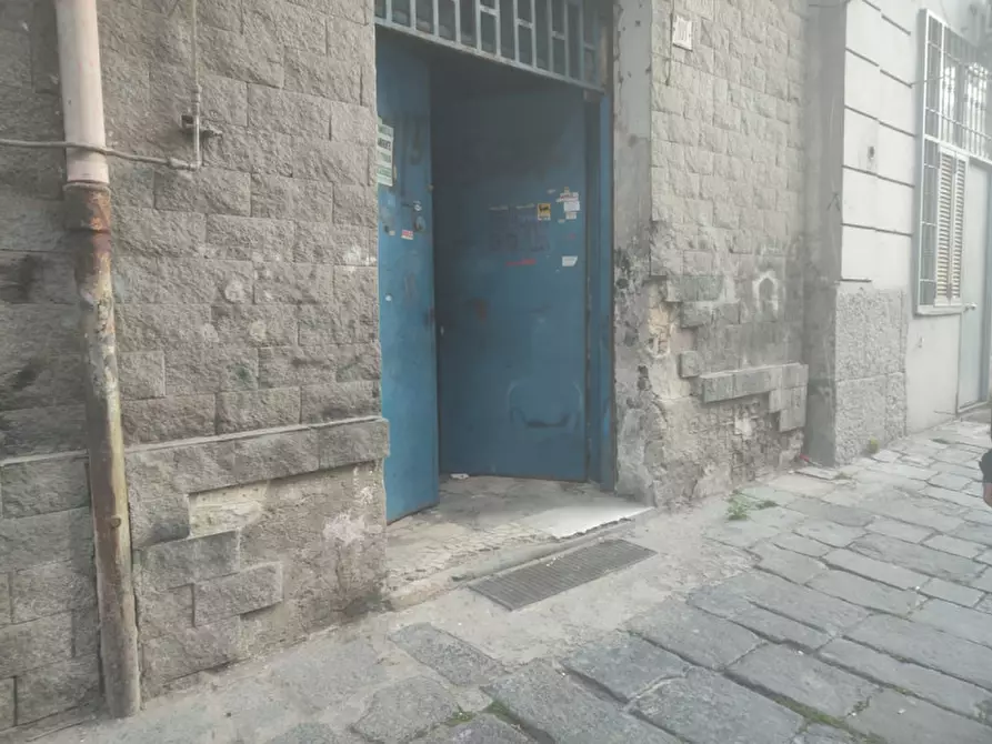 Immagine 1 di Negozio in affitto  in Via Parma a Napoli