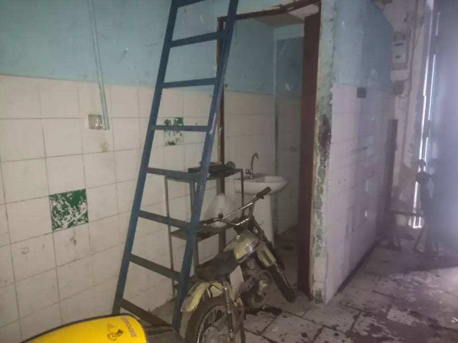 Immagine 3 di Negozio in affitto  in Via Parma a Napoli