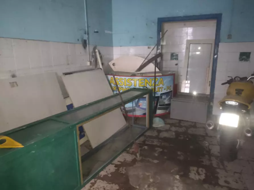 Immagine 4 di Negozio in affitto  in Via Parma a Napoli