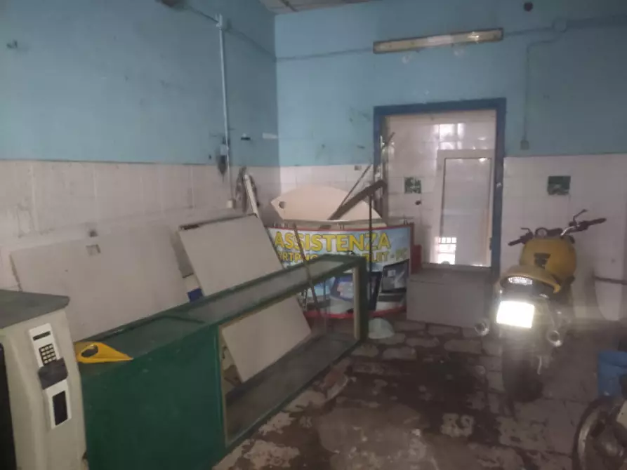 Immagine 6 di Negozio in affitto  in Via Parma a Napoli