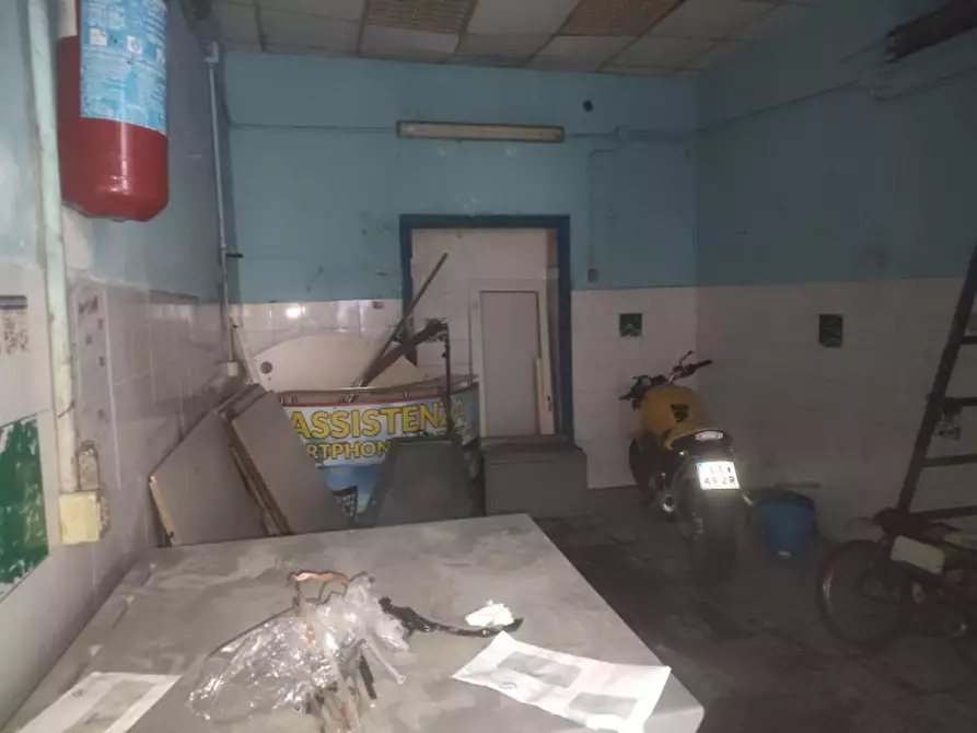 Immagine 7 di Negozio in affitto  in Via Parma a Napoli