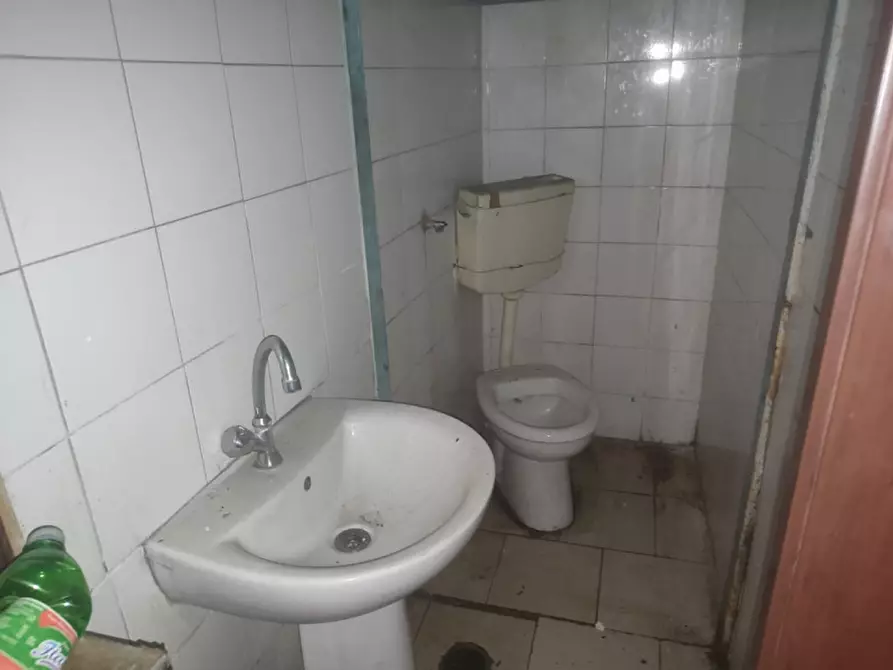 Immagine 8 di Negozio in affitto  in Via Parma a Napoli