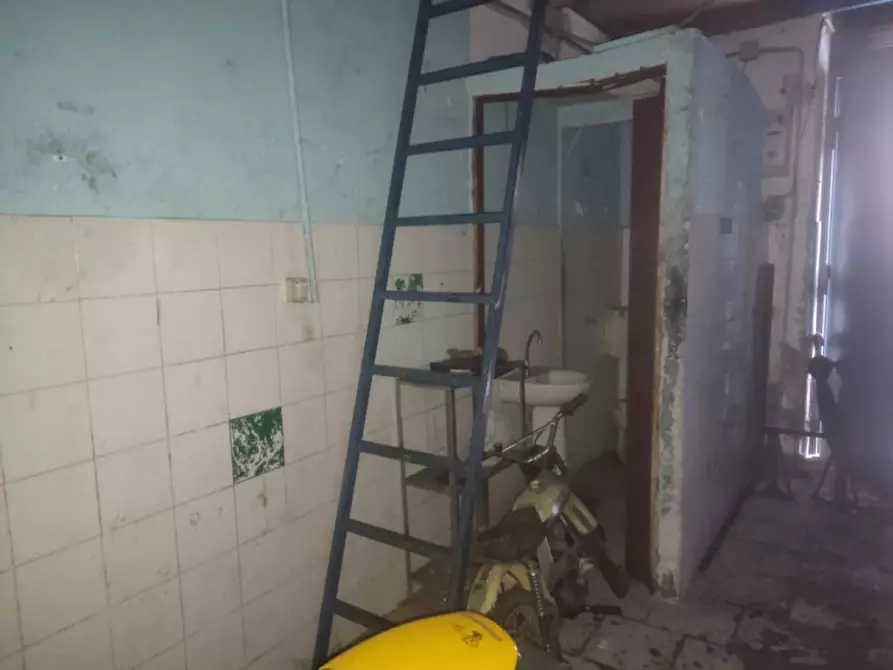 Immagine 9 di Negozio in affitto  in Via Parma a Napoli