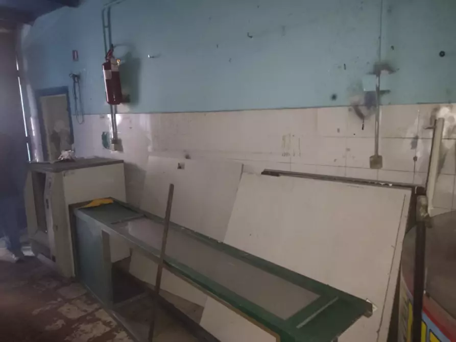 Immagine 10 di Negozio in affitto  in Via Parma a Napoli