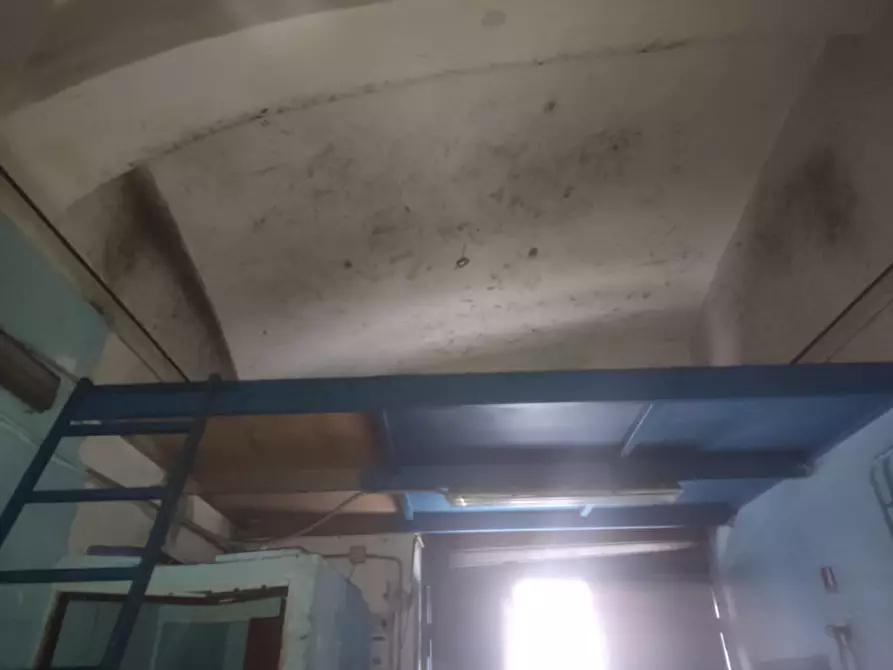 Immagine 11 di Negozio in affitto  in Via Parma a Napoli